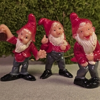 plastik-julemaend-groenne-bukser-hvidt-skaeg-en-med-lygte-vintage-julepynt